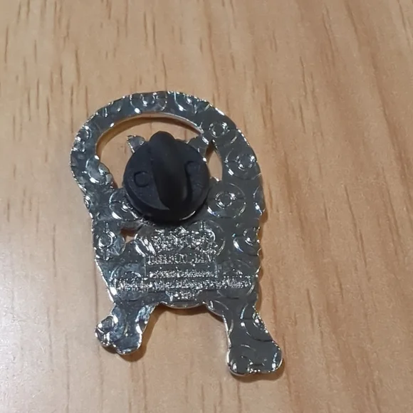 Official Pokémon MewTwo Enamel Pin new never worn - Picture 2 of 2